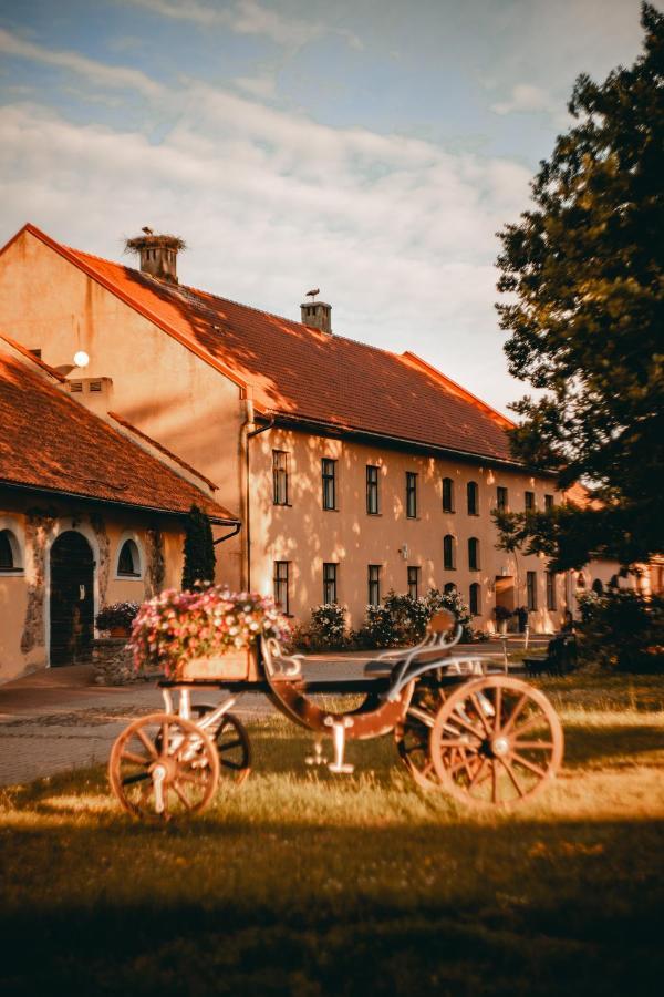 Slokenbekas Muiza Hotell Milzkalne Exteriör bild
